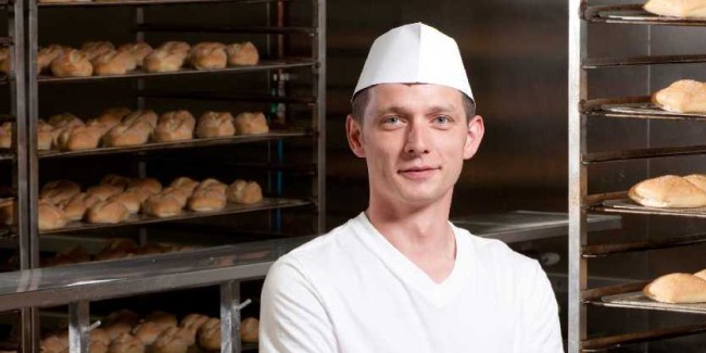 Bäckermeister in seiner Bäckerei